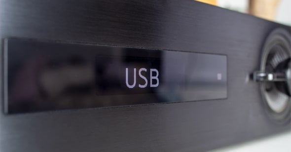 Soundbar schakelt vanzelf over naar de USB-aansluiting