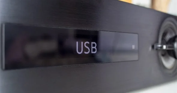 Soundbar schakelt vanzelf over naar de USB-aansluiting